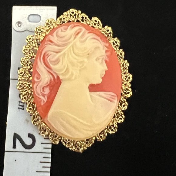 Vintage 1928 Faux Carnelian Cameo Oval
Brooch. Gorgeous, Elegant and Lovely. - Picture 2 of 7